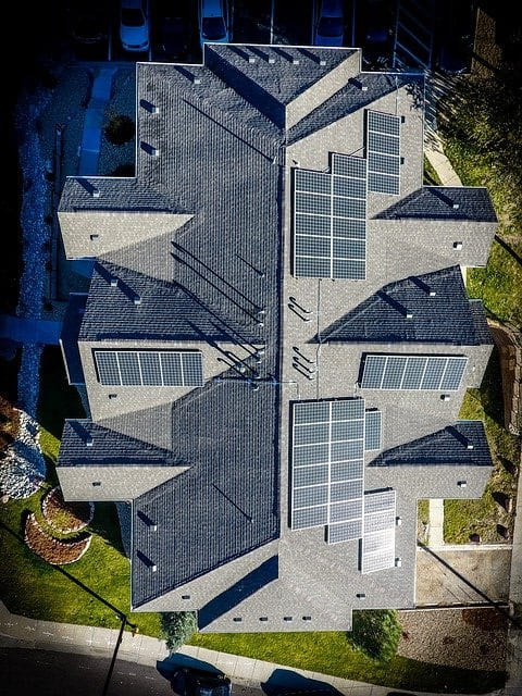 tejado-con-paneles-solares